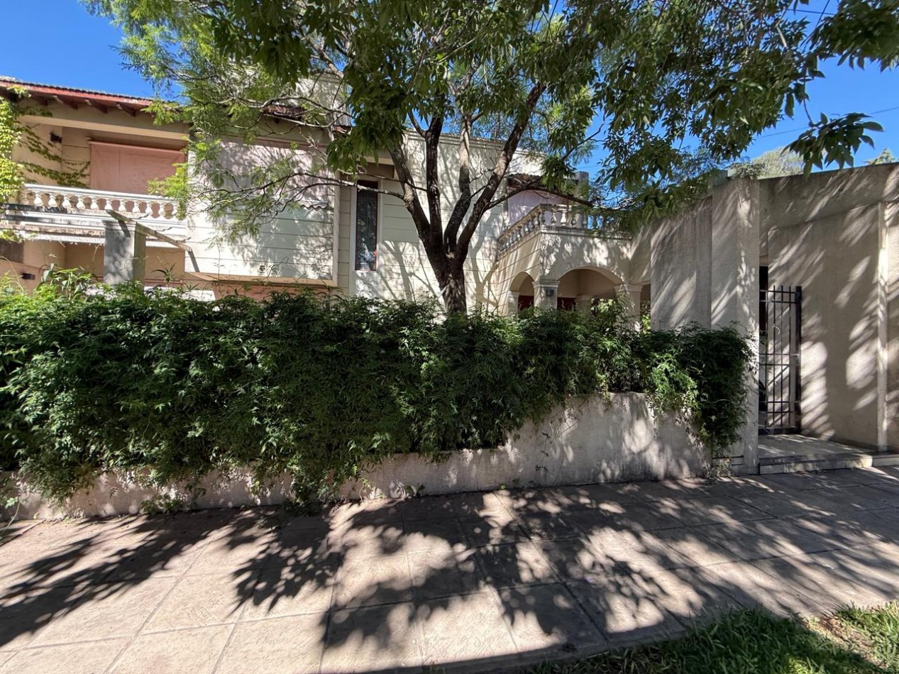 Casa con 1000 m² en Venta, 3 Dorm. en Villa Amelia